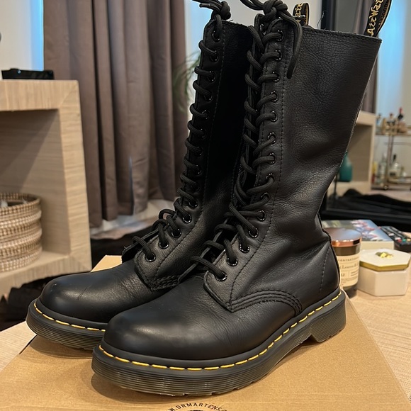 Doc Martin boots - Picture 2 of 11